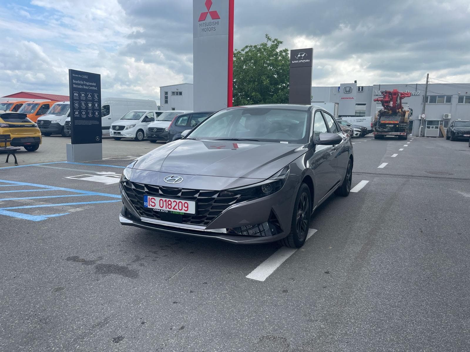 HYUNDAI ELANTRA photo 1